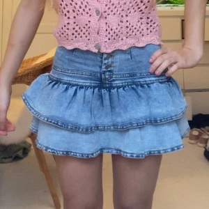 Jeanskjol - Dö snygg jeanskjol köpt från Shein.. ser dock absolut inte ut att vara därifrån🤯😵‍💫 Jätte snygg ljusblå färg, ser möjligtvis lite mörkare ut på bilderna. Den har shorts under, går självklart att klippa bort shortsen ifall man inte vill ha de. Midja: 32cm Längd: 32cm. Tight när man försöker få på sig den men sitter jätte snyggt sen 