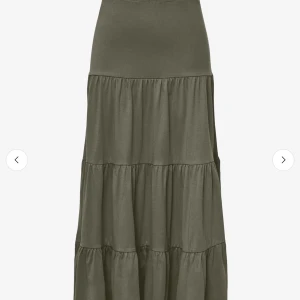 Grön långklänning med volang - Säljer en snygg grön långklänning med flera volangpartier. Klänningen har en enkel och avslappnad passform, perfekt för varma dagar. Tillverkad i mjukt material som känns skönt mot huden.❤️aldrig använd!!