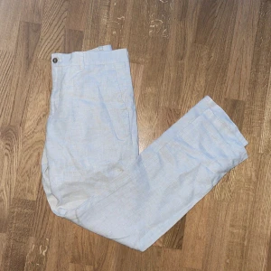  linnebyxor från Dressmann - Säljer ett par ljusbeige linnebyxor från Dressmann i storlek 32/32✅🔥 skit sköna 👍🏼 nypris 1200 mitt pris 399 perfekta inför sommaren 🔥 använda 2 gånger🔥priset går att diskuteras✅