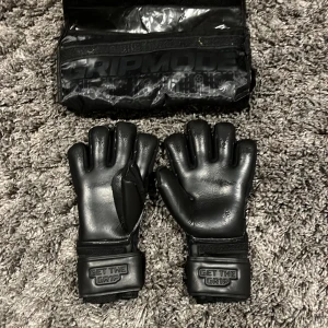 Svarta fotbollshandskar från Gripmode - Säljer ett par svarta fotbollshandskar från Gripmode. Säljer dem då jag slutade med fotbollen efter ungefär en halv sesong. Dem är behandlade jätte fint var väldigt rädd om dem så dem är väldigt fint skick, ff mycket grepp på handskarna👍 Storleken är 7. Priset kan diskuteras.