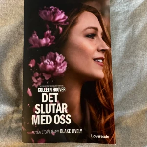 Det slutar med oss - En gripande roman av Colleen Hoover om Lily som flyttar till Boston och möter kirurgen Ryle. Boken utforskar kärlek, svåra val och självrespekt. Omslaget har en närbild på en kvinna med blommor och text i vitt.