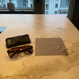 Ray-Ban Boyfriends - Tja! Säljer nu dessa helt nya RayBansen i nyskick till ett bra pris men vid snabb affär kan priset diskuteras. Hör av er vid frågor eller funderingar 👍