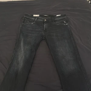 Replay slim fit anbass jeans - Säljer mina Replay anbass slim fit jeans eftersom dom är för små för mig. Jeansen e i perfekt skick har aldrig använt dom eftersom dom varit för små. Dom är i mörkblå/svart färg och nypris är 1099kr men säljer för 549kr!!!