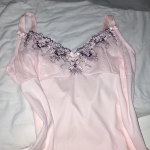 Nattlinne från Miriale! - Supergulligt nattlinne/silkeslinne som inte kommer till användning tyvär ❣️ Den är genomskinlig vid bröstet och har super söta detaljer! Har kunnat använda den som både mini klänning och även vanligt linne så det är helt upp till person 😅 Skriv vid frågor osv ❤️