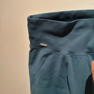 Cykelbyxor  - Från AIM’N , köpte på vinted men de är för liten för mig så jag har aldrig använt dom. Lappen är bortklippt men skulle säga att det är en storlek XS. Mörkgrön färg💗