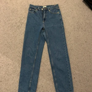 Blå jeansbyxor från Lindex - Blå jeans från Lindex. Byxorna heter Betty och är momjeans🌸använda endast 1 gång