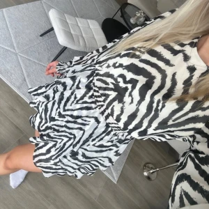 Zebra klänning 🤍 - Från Gina tricot i storlek 36. Endast använd en gång, jättefint skick! Perfekt till sommaren 🤍🤍
