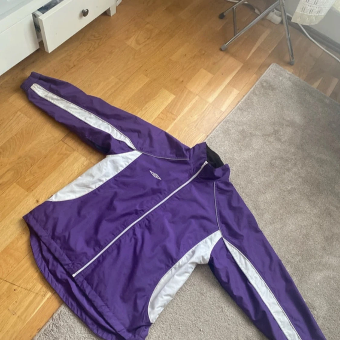 Lila och vit vindjacka från Umbro