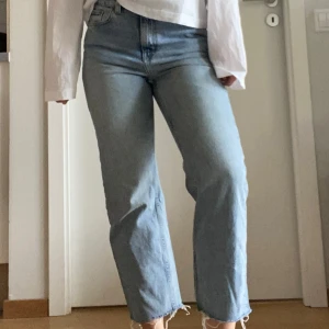 Ljusblå raka jeans från Weekday S - Säljer ett par ljusblå jeans från Weekday med rak passform och hög midja. 