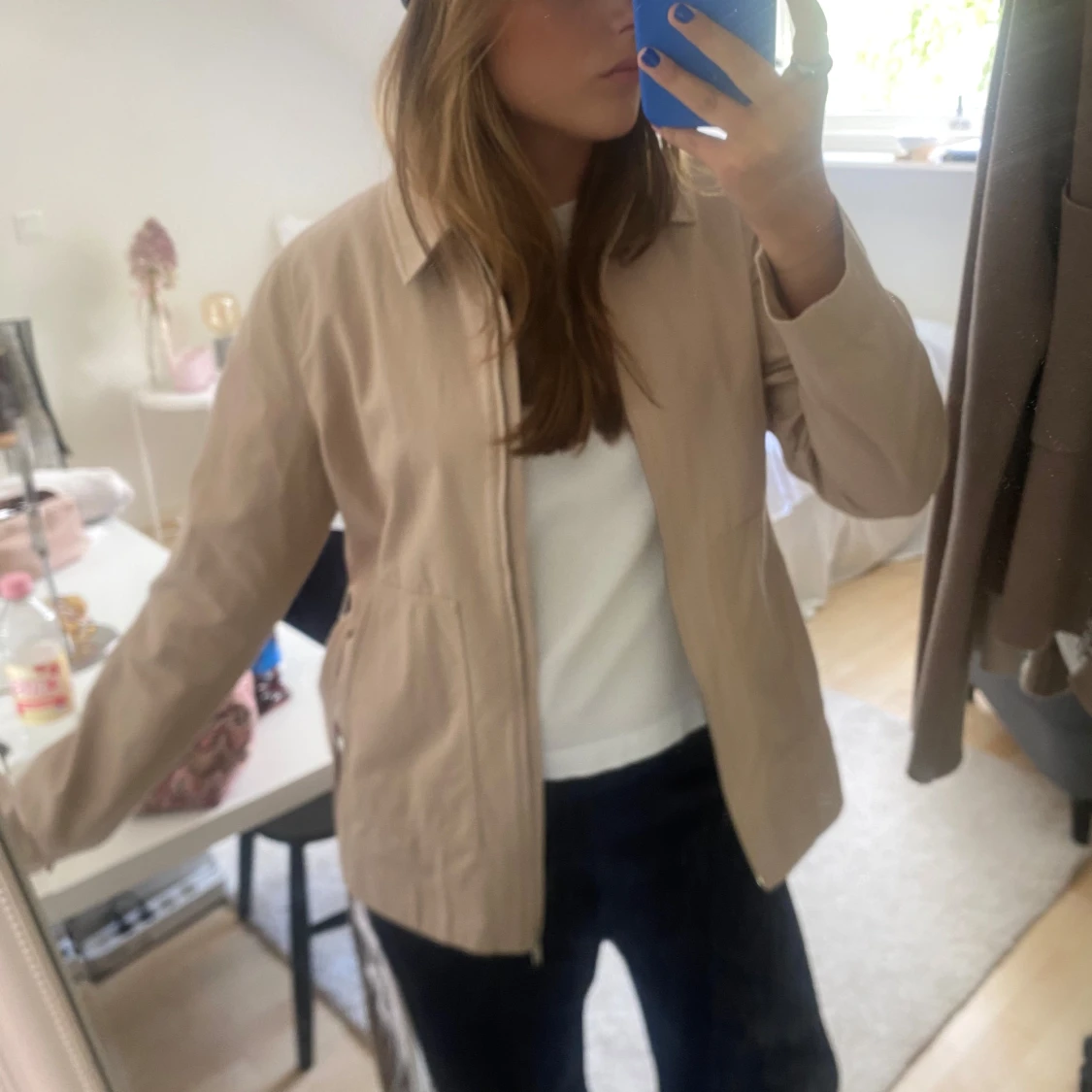 Beige jacka med bälte från COS