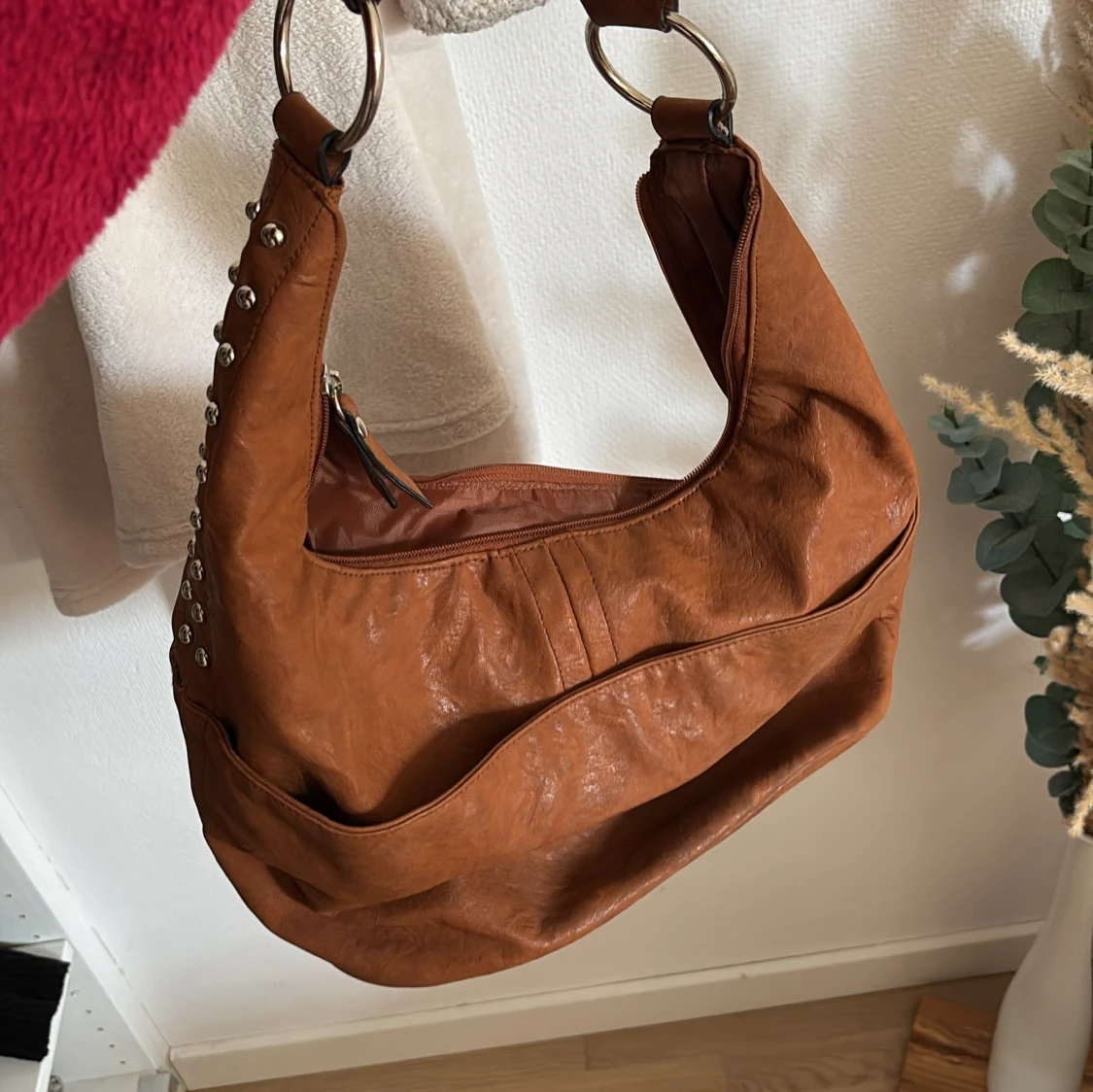 Brun axelväska med nitar - 2