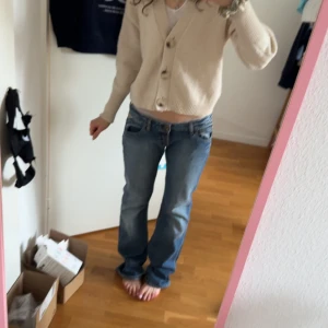 Replay jeans - Söta superlågmidjade jeans från replay!💗 Säljer för att de är lite stora för mig. Andvänd KÖP nu!💐🌸