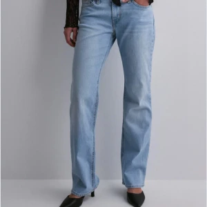 Levi's ljusblå bootcut jeans - Säljer ett par klassiska ljusblå Levi's jeans i bootcut-modell. Jeansen har normal passform, fem fickor och är tillverkade i bomull. Perfekta för dig som gillar en tidlös denimlook med lite utsvängda ben. Helt oanvända!