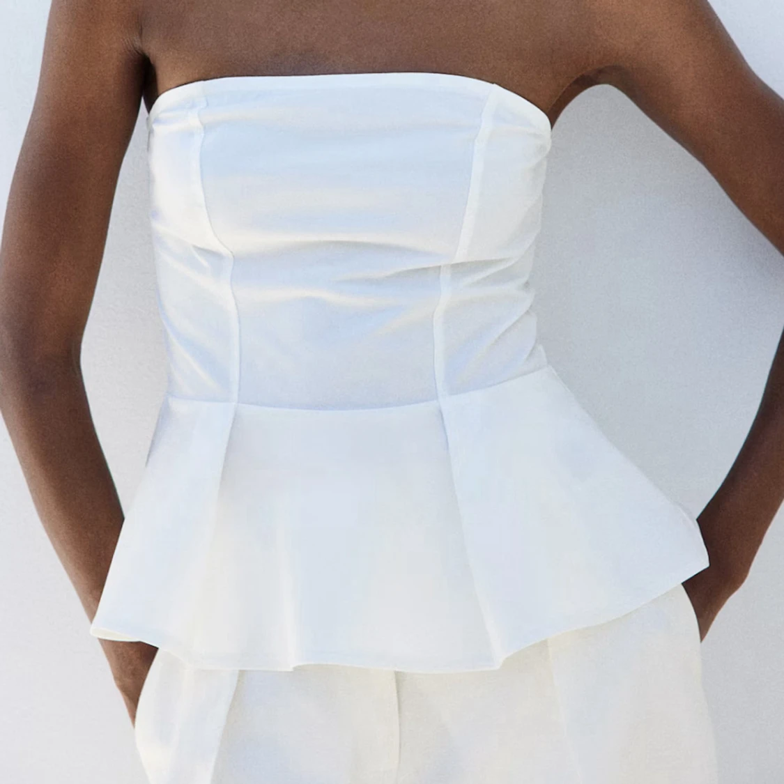 Vit axelbandslös peplum-topp