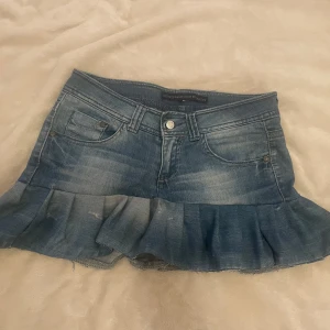 Jeans kjol - Blå jeanskjol med volang som jag själv har sytt! midjemåttet totalt är 80cm! passar perfekt till sommaren🩷