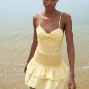 Gul klänning Zara  - Söt gul klänning från Zara, aldrig använd!💕💕om ni vill ha mer bilder skriv!!💗