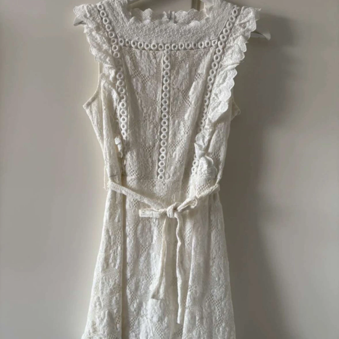 Vit spetsklänning från Dennis Maglic