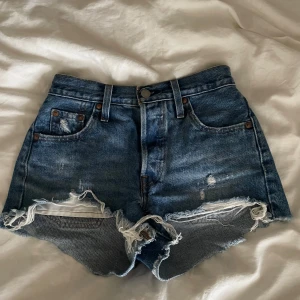 Jeansshorts  - Säljer mina höjmidjade Levis jeansshorts i storlek XS. Använda få gånger och är i mycket bra skick. Ny pris är ungefär 600kr men säljer för 300kr💗