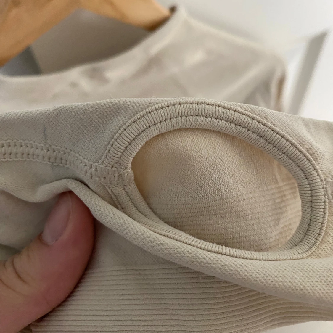 Beige croppad långärmad träningstopp från Lindex - 2