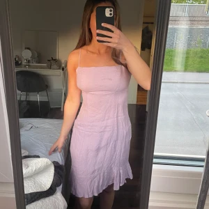 Linne klänning - Ljuslila klänning i linne material. Super fin nu till sommaren. Säljer då den har blivit lite för liten för mig.