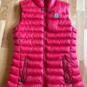 Röd väst från Moncler - Oanvänd. Barnstorlek 175 men passar som xs. Se 3 bild