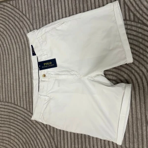 Vita shorts från Polo Ralph Lauren - Hej! Säljer nu dessa otroligt snygga shorts från Ralph Lauren. OBS endast används OCH tvättade 1 gång!!! Tanken var att de skulle användas nu i sommar men då de tyvärr blev försmå för mig säljer jag nu de. Nyskick som sagt och först till kvarn gäller. Nypris är 1500 mitt pris är nu endast 449kr skynda fynda