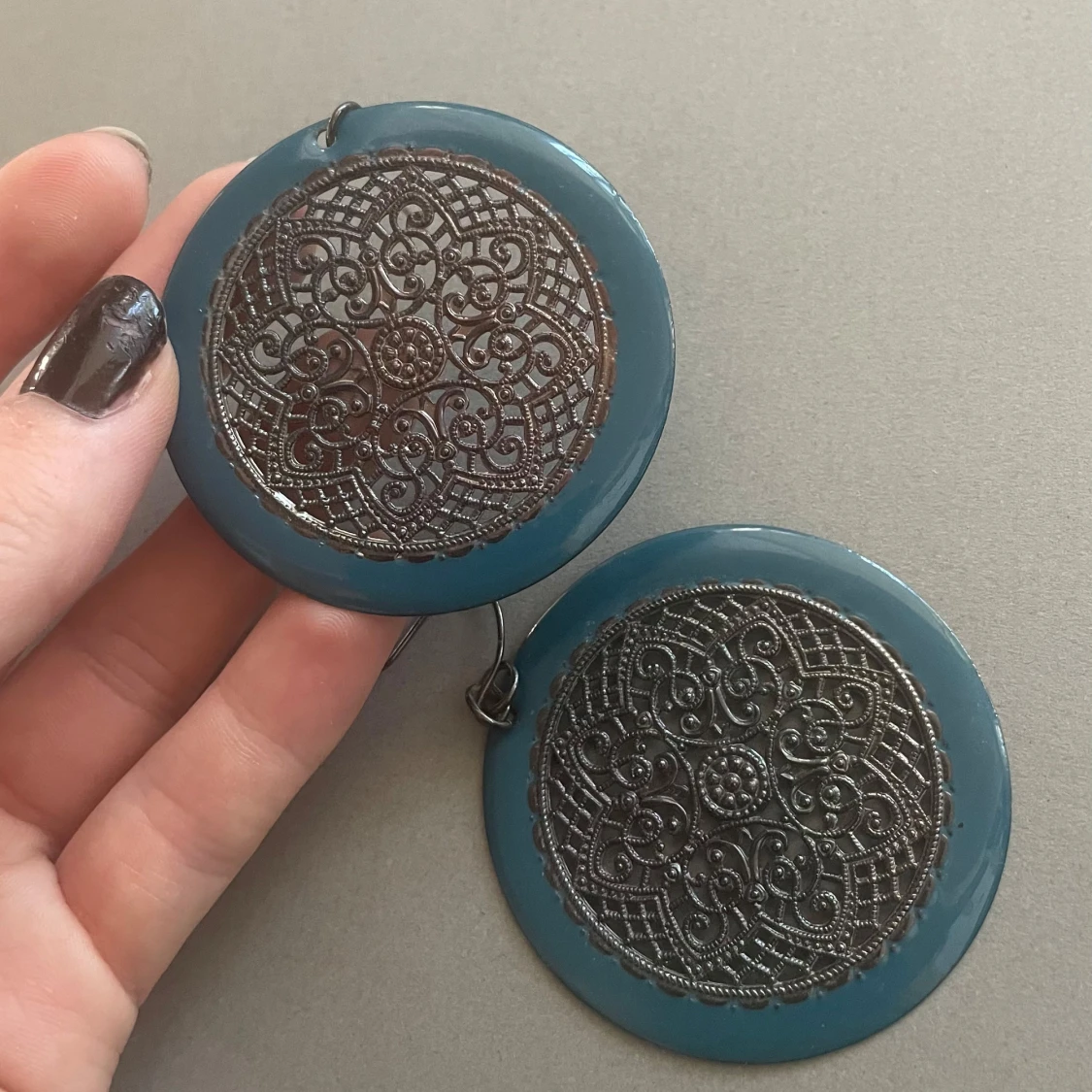 Stora runda örhängen med blå kant - 1