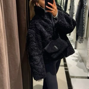 Svart teddyjacka  - Jättesnygg slutsåld jacka, perfekt nu till våren! Enligt mig är den helt i nyskick! Jag är 175 och bär normalt S