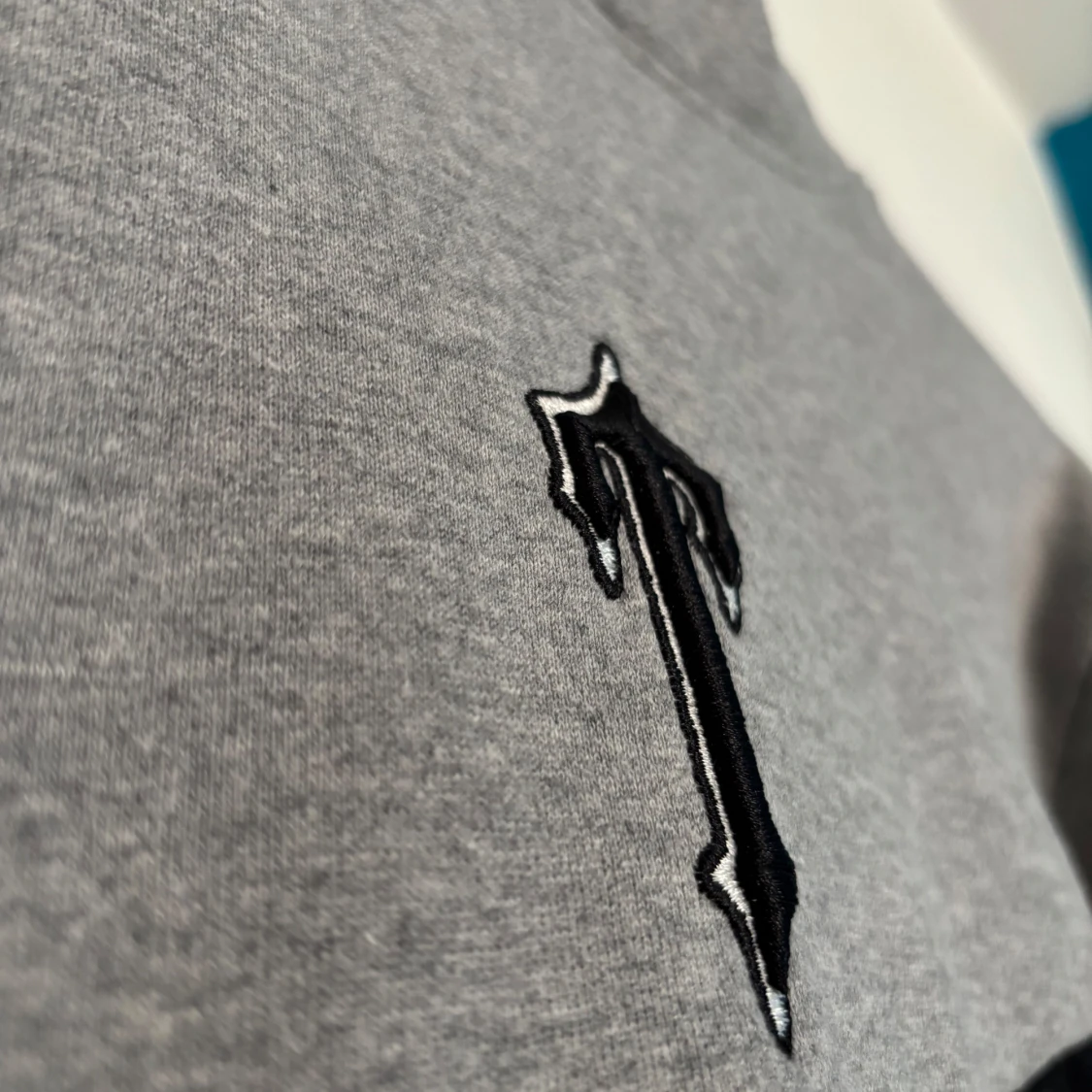 Grå och svart hoodie från Trapstar - 1