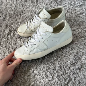 Philippe Model Sneakers - Säljer ett par sköna Philippe Model sneakers! | Fint skick men förekommer tecken på användning som syns på bilderna, lite slitna i hälen men har väldigt mycket kvar att ge! | Storlek 39 kan passa lite större med en innersula på 26cm! | Skickar med helvita snören också! | Ställ gärna frågor innan du köper!