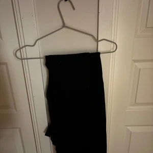 Svarta jeansbyxor från Lee Luke - Säljer ett par svarta jeansbyxor från Lee, modell Luke. Byxorna har klassisk femficksdesign och Lee-logga bak. Perfekta för dig som gillar en stilren look med smal passform. De är lite tightare i passformen men är fortfarande snygga. Pris kan diskuteras.