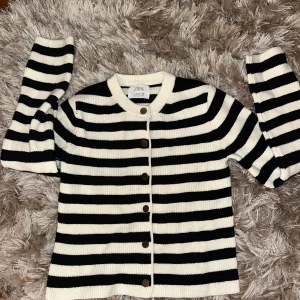 Fin kofta från Zara💗 - Säljer denna pga att den ej används!!PRISET KAN DISKUTERAS❤️Nästan helt oanvänd, använd 1 gång💋passar xxs, xs och s