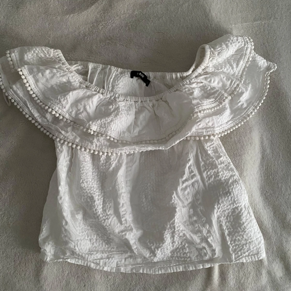 Vit offshoulder topp med volang från Bik Bok