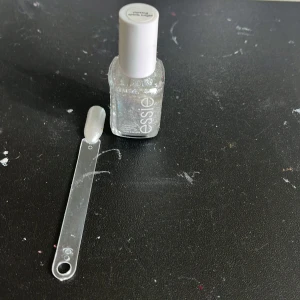 Essie genomskinligt glitter nagellack - Säljer ett genomskinligt nagellack med silvrigt glitter från Essie. Färg: making spirits bright. Använd ca 5 ggr