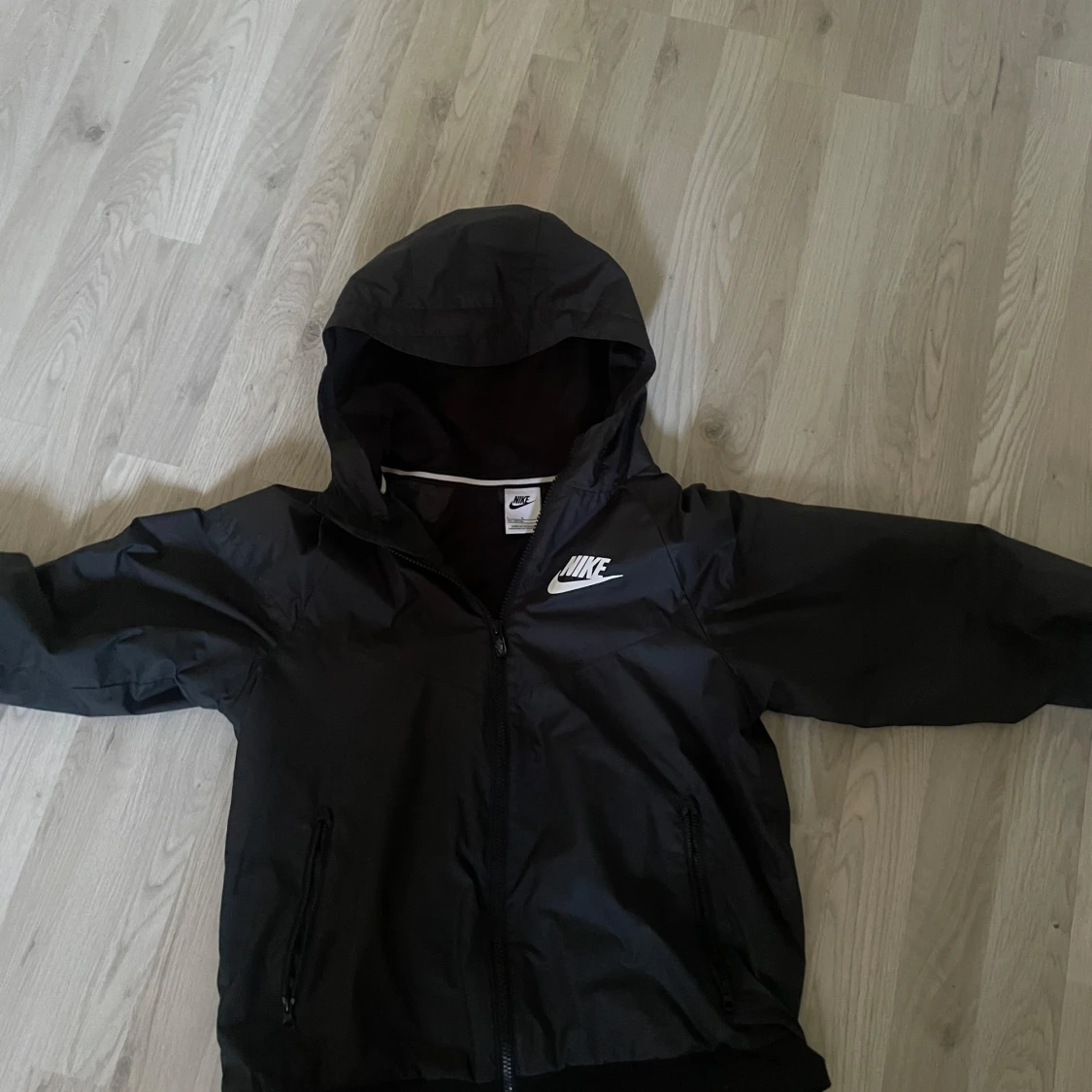 Svart vindjacka från Nike