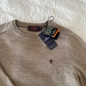 Morris tröja - Säljer denna sjukt snygga helt nya stickade merino ull tröja från Morris. 100% merinoull, köpt för 1600kr men används inte. Tveka inte på att höra av dig vid minsta lilla fundering!