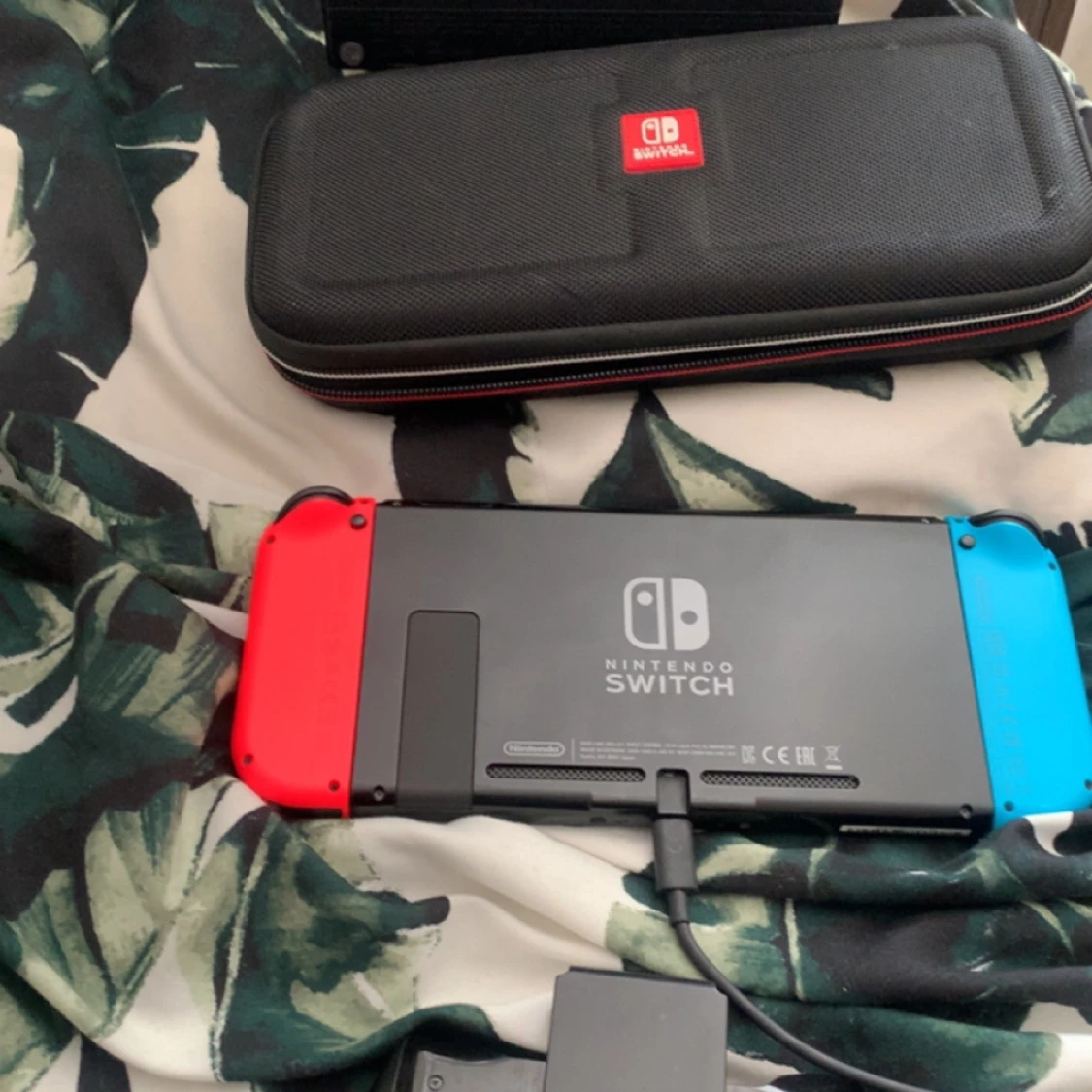 Nintendo Switch med fodral och handkontroll - 1