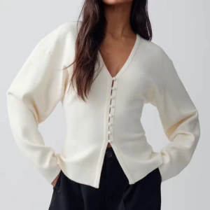 vit kofta  - Säljer denna vita kofta från Gina. Använt 1-2 gånger, ny pris 400kr🩷