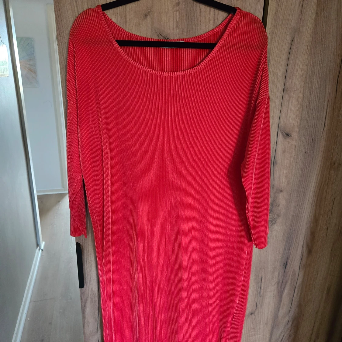 Röd ribbad långklänning