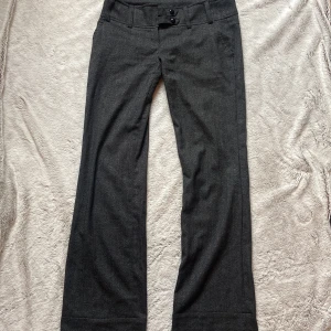 Byxor - Jättefina låg/mid-waist byxor💗 Säljer pga av att dom är lite för stora💞