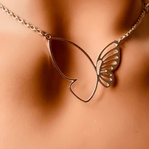 By prisförslag- silver halsband med fjäril - By prisförslag- silver halsband med fjäril