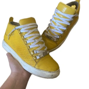 Riktigt feta arenas - Riktigt feta arenas. Storlek 42 men passar större. Fint skick men små repor (syns i bilderna)