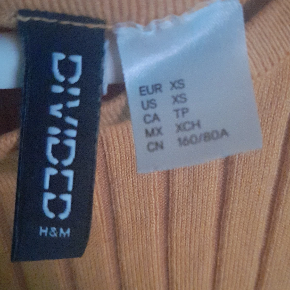 Ribbad croppad linnetopp i senapsgult från Divided - 3