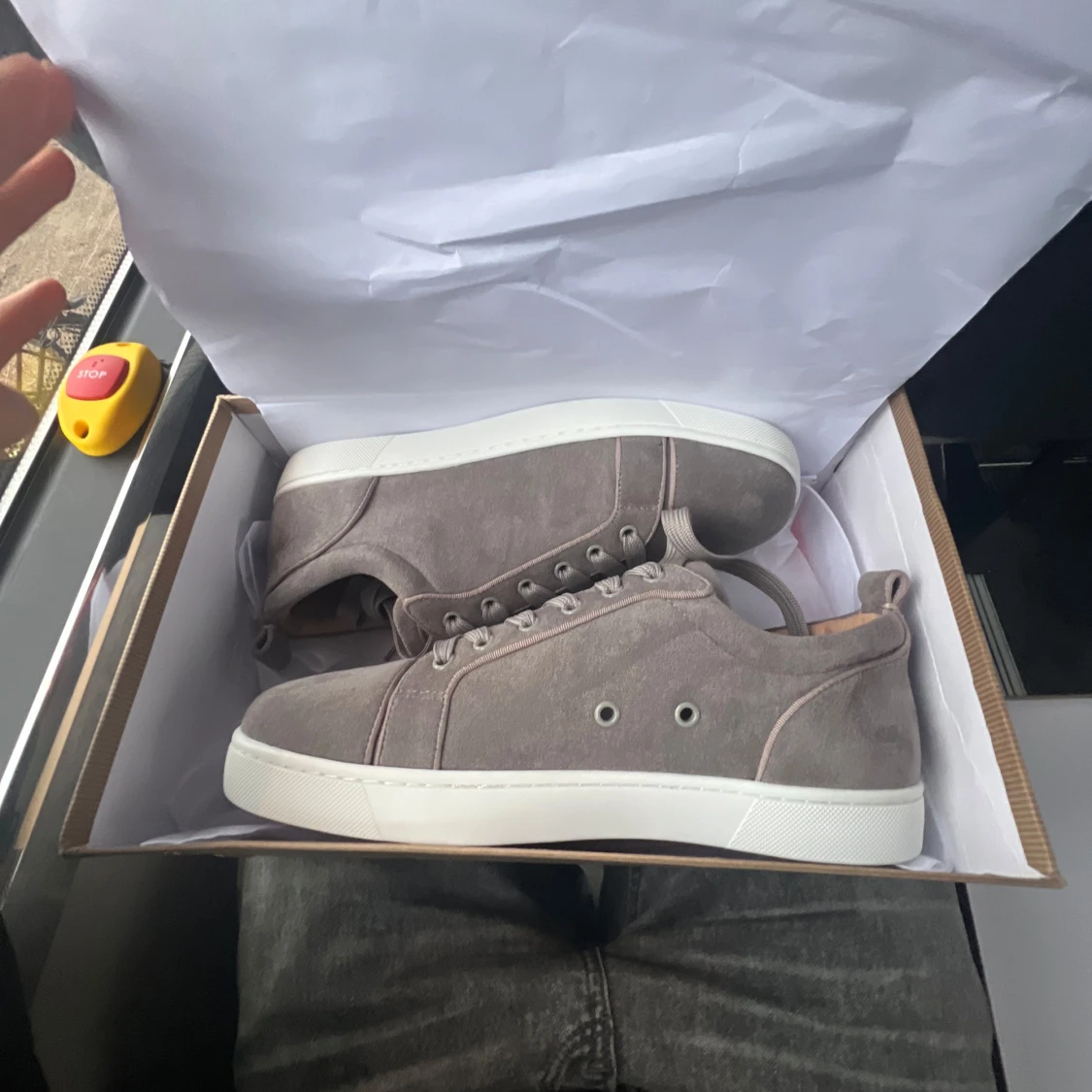 Gråa louboutin skor  - 2