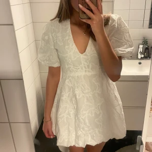 Söt klänning - Jättefin klänning perfekt till studenten, fint mönster och dragkedja på sidan, köpt här på Plick och hon jag köpte den av påstod att den var från zara men tror inte den är det för finns ingen lapp så vet tyvärr inte märker, men väldigt lik zara klänningen💗