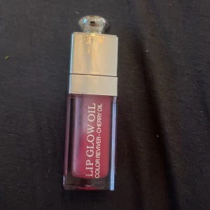 Dior Lip Glow Oil Cherry Oil 015 - Dior Lip Glow Oil i färgen 015 Cherry Oil. Ett läppglans med oljebaserad formula som ger glans och återfuktning. Kommer i en genomskinlig förpackning med silverlock och applikator. Perfekt för att ge läpparna en hint av rosa och extra lyster.
