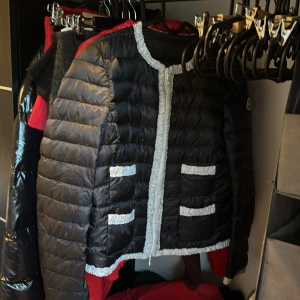 Moncler jacka 3 (S-M -  tyvärr lite sliten därför så lågt pris men fortfarande jätte snygg, köpt för cirka ~6000kr garanterar 100% att den är äkta! Storlek 3 så motsvarar M men mer som S skulle jag säga.