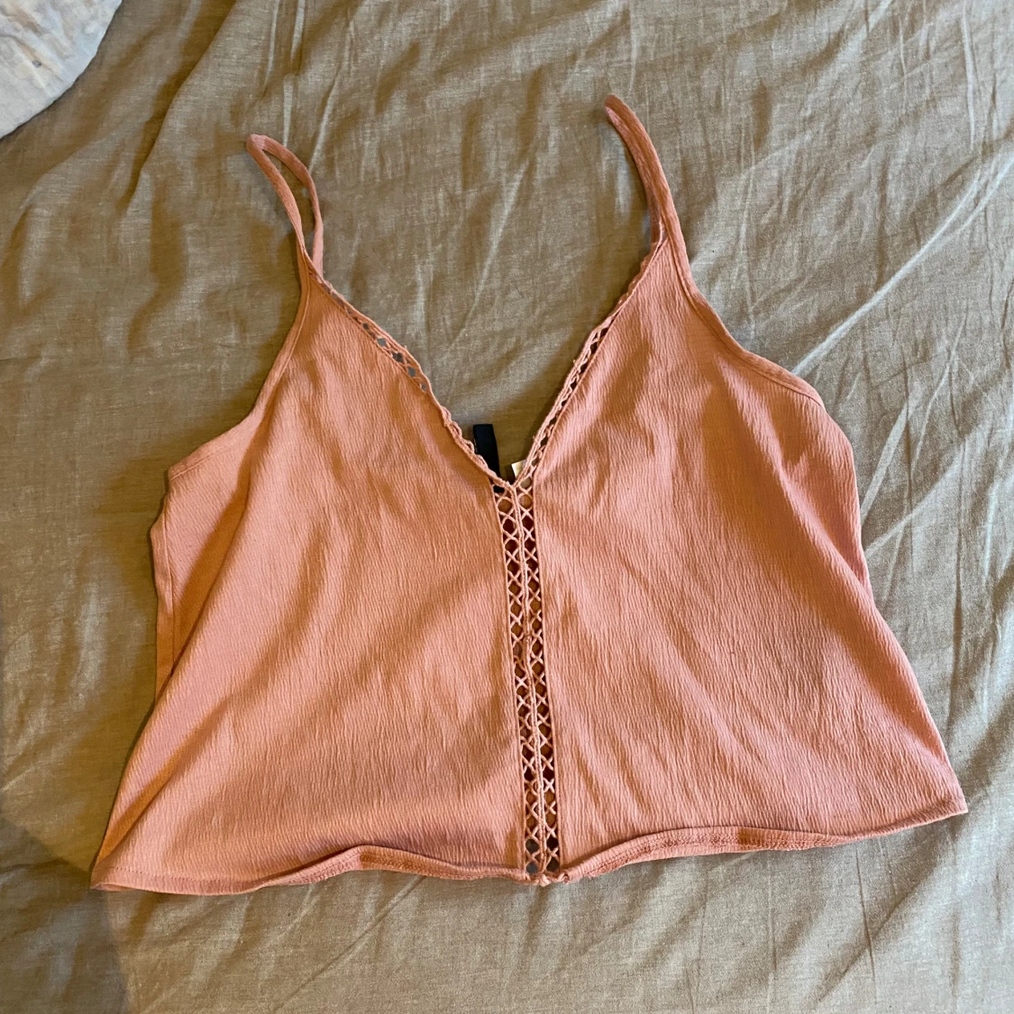 Rosa croppad linnetopp med spetsdetalj - 2