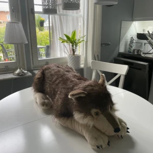 Gosedjur varg  - Säljer ett gosedjur från Wildrepublic. Den köptes för över 900 kronor och har inte används 