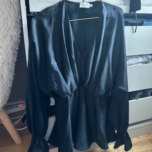 Svart blus - Svart oversized blus ifrån NA-KD, storlek 36